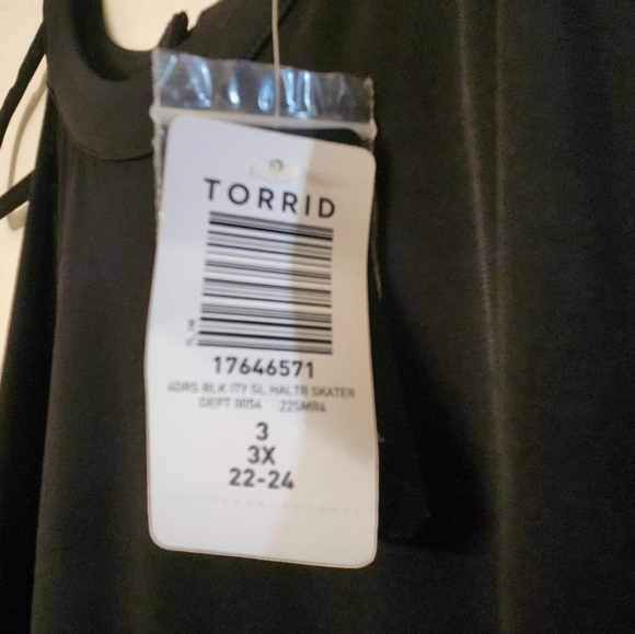 Simple Black Dress - Picture 4 of 4